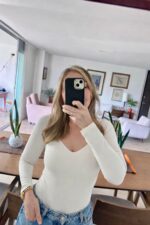 Body de manga larga con un escote frontal sutil. Está confeccionado con doble lycra adelante y atrás, logrando un ajuste firme, cómodo y favorecedor. Su diseño limpio y versátil lo convierte en un básico con estilo, ideal para combinar con cualquier look.